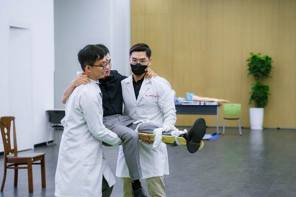 Ảnh có chứa người, trang phục, ghế, đồ đạc