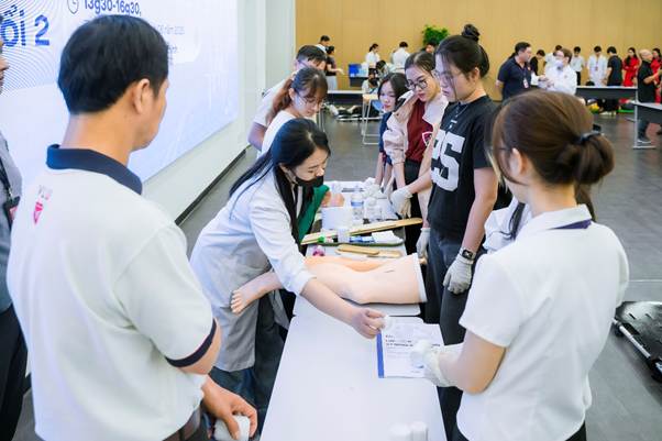 Ảnh có chứa trang phục, người, con người, trong nhà

Nội dung do AI tạo ra có thể không chính xác.